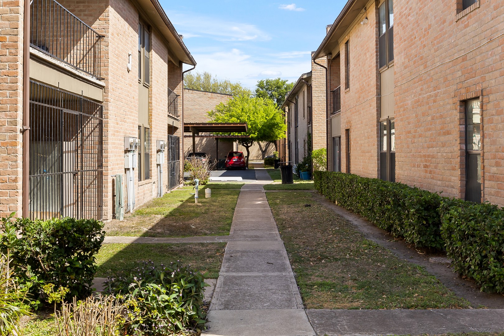 ROYAL OAKS APARTMENTS